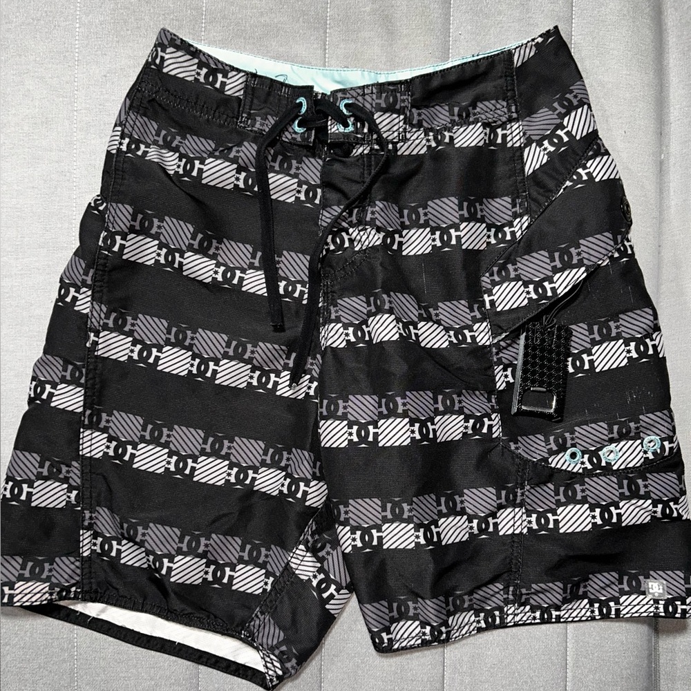 Short maillot de bain DC avec ouvre-bière intégré!
